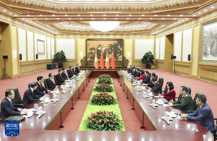 4月8日，国家主席习近平在北京人民大会堂会见越南国会主席王庭惠。