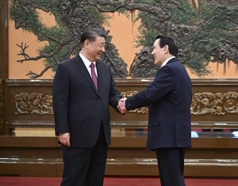 4月10日下午，中共中央总书记习近平在北京会见马英九一行。